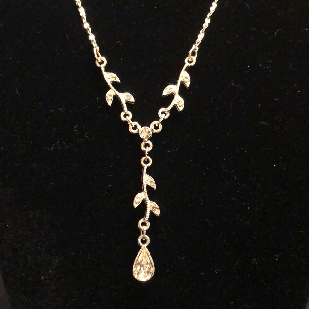 🌹Delicate Silver & Crystal Necklace 🌹